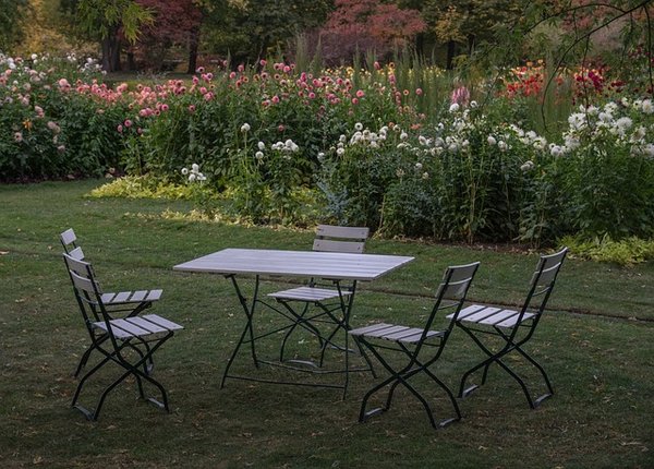 Table haute de jardin : le choix parfait pour vos moments en plein air