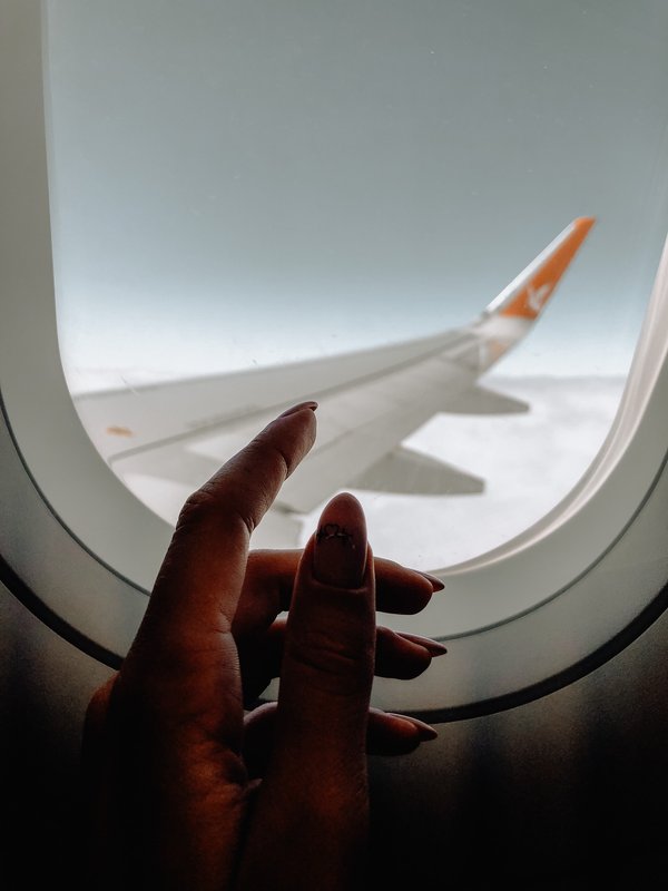 Préparer un voyage en avion : astuces pour un départ zen